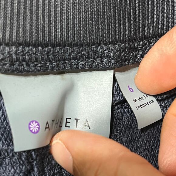 Athleta Women's Navy Blue Midtown Drawstring Cuffed Travel Shorts Size 6 - Picture 4 of 10